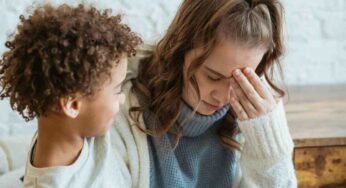 Malattia dei genitori, come parlarne con i figli: i consigli che seguono anche i vip